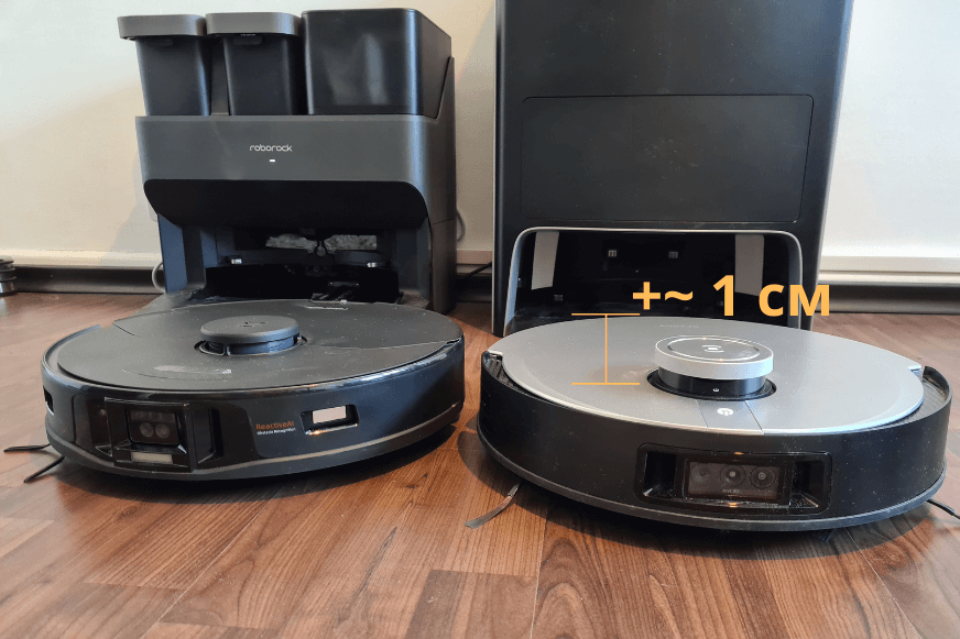 Roborock S7 MaxV и Ecovacs Deebot X1 OMNI стоят рядом для сравнения размеров